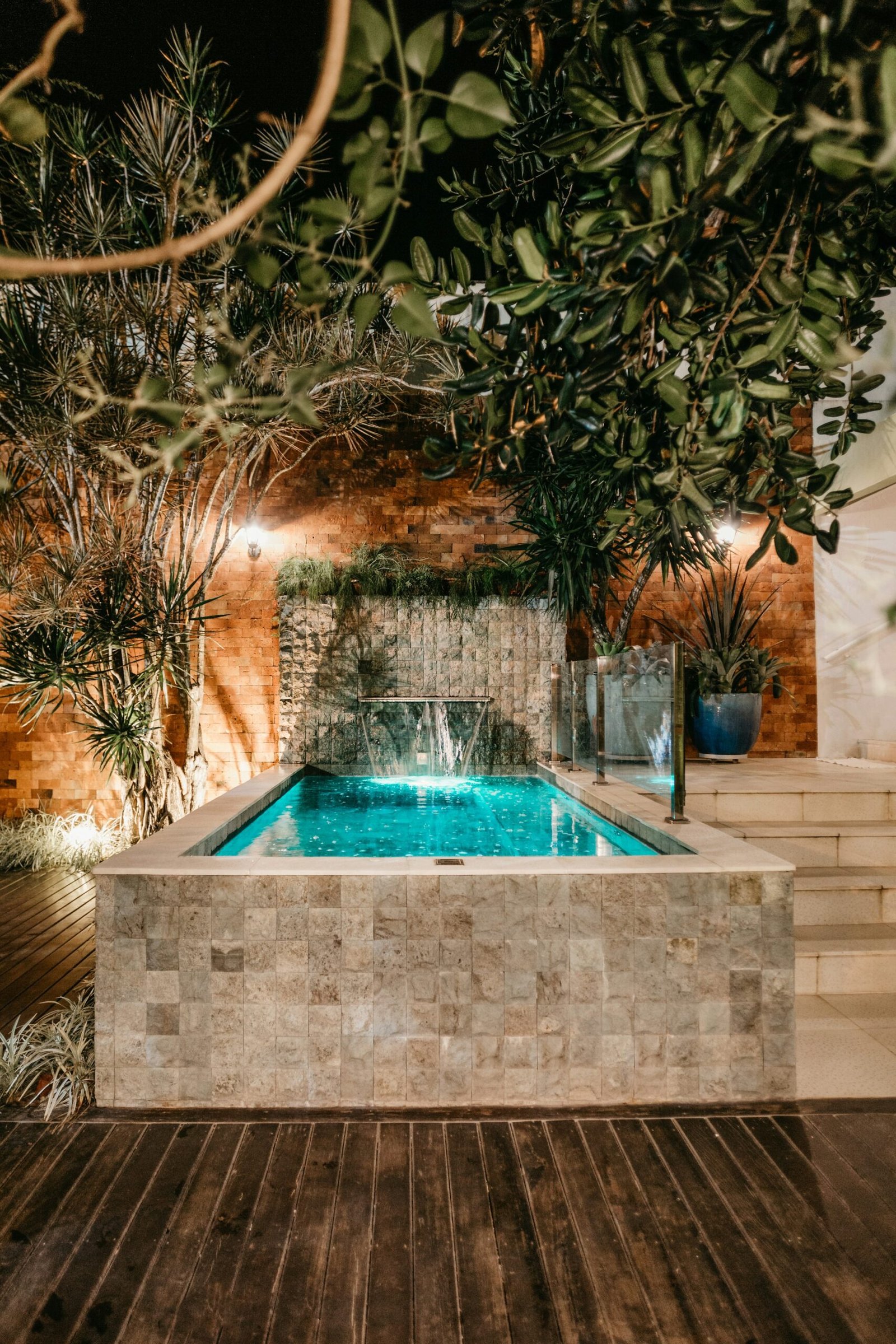 Mini-piscine intégrée à une terrasse