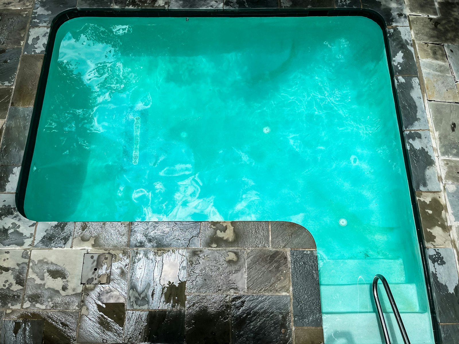 Hiverner une mini-piscine : protéger le bassin sans compliquer la reprise